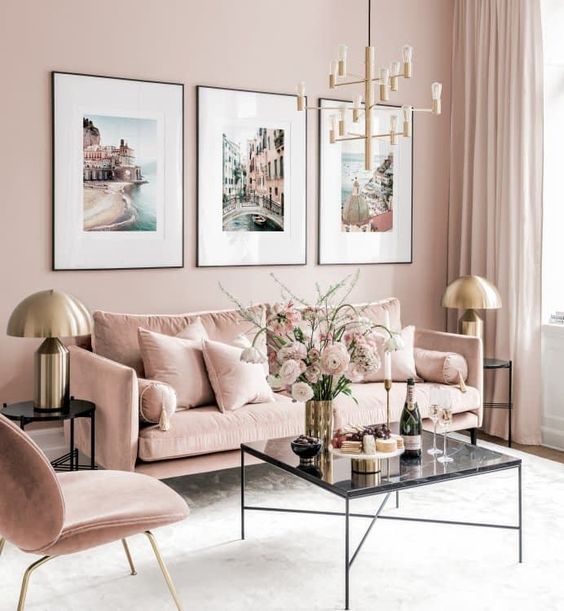 Không gian căn phòng khách với sự kết hợp hài hòa giữa gam màu hồng pastel