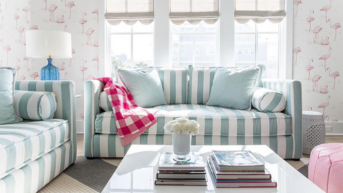Sofa văng kẻ sọc màu xanh phù hợp với không gian