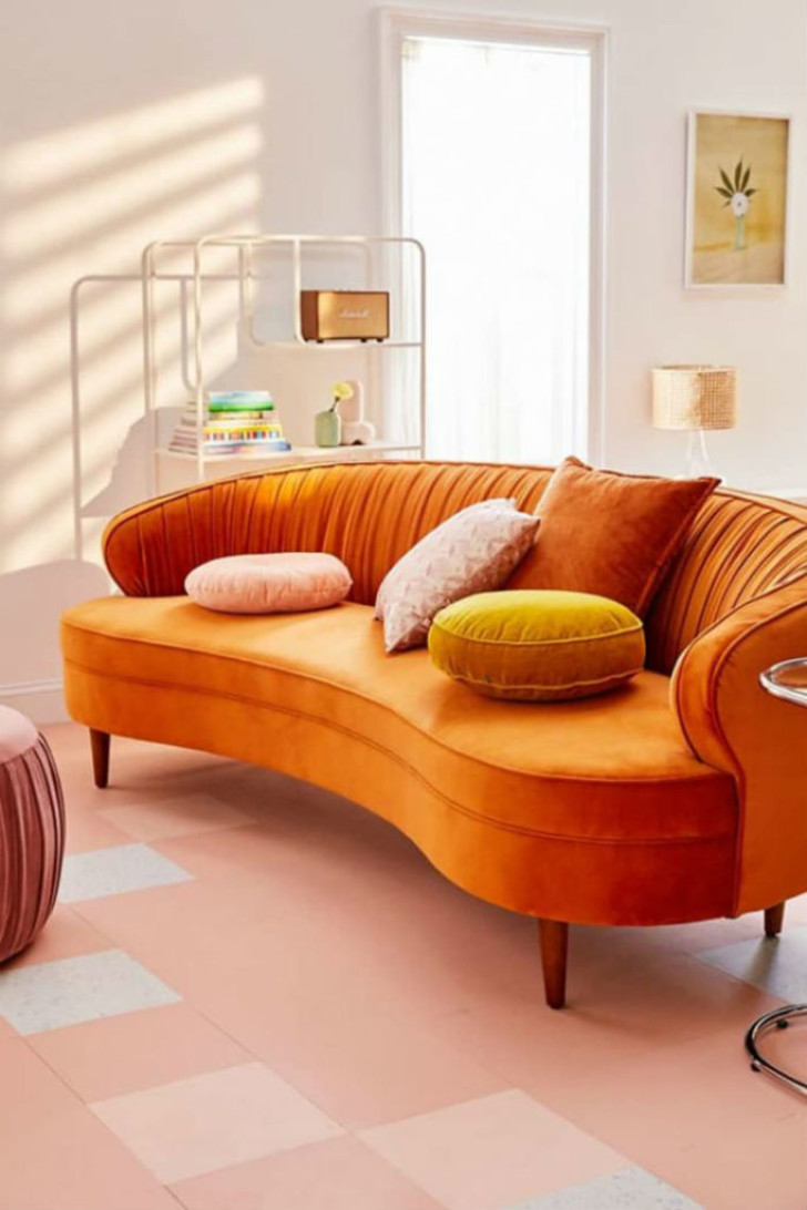 Sofa với kiểu dáng cổ điển cho không gian phòng khách nổi bật với gam màu cam