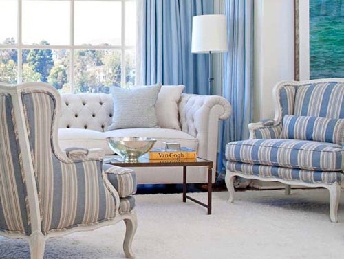 Ghế sofa với họa tiết kẻ sọc đem đến cho không gian phòng khách nhiều màu sắc