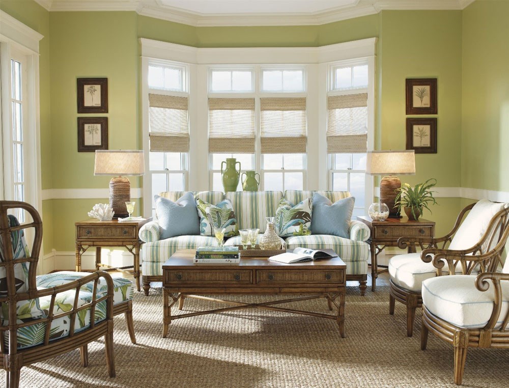 Sofa văng với hai tay vịn được bọc vỏ bọc họa tiết kẻ sọc màu xanh lá phù hợp với không gian phòng khách