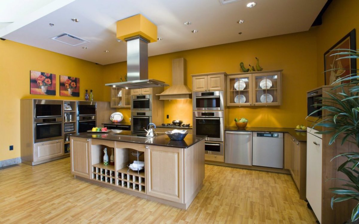 Phòng bếp với màu sơn vàng đem đến không gian tươi sáng cho bạn
