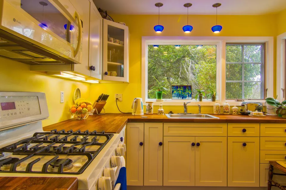 Không gian phòng bếp với gam màu sơn vàng đẹp cho bạn 
