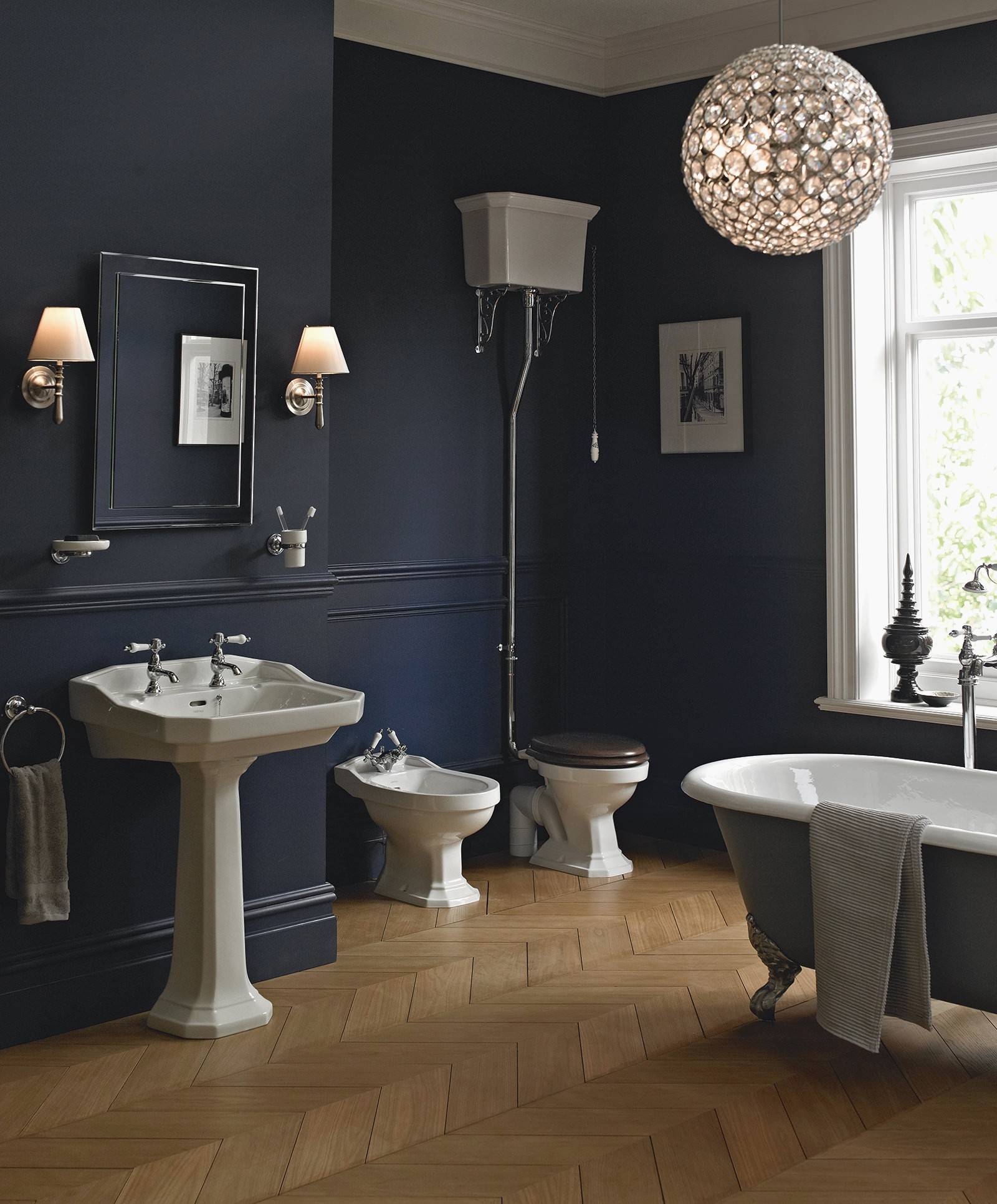 Với sự thiết kế độc đáo đưa gam màu xanh cổ điển vào trong không gian phòng tắm mang đến cho căn hộ thêm tinh tế, quyến rũ