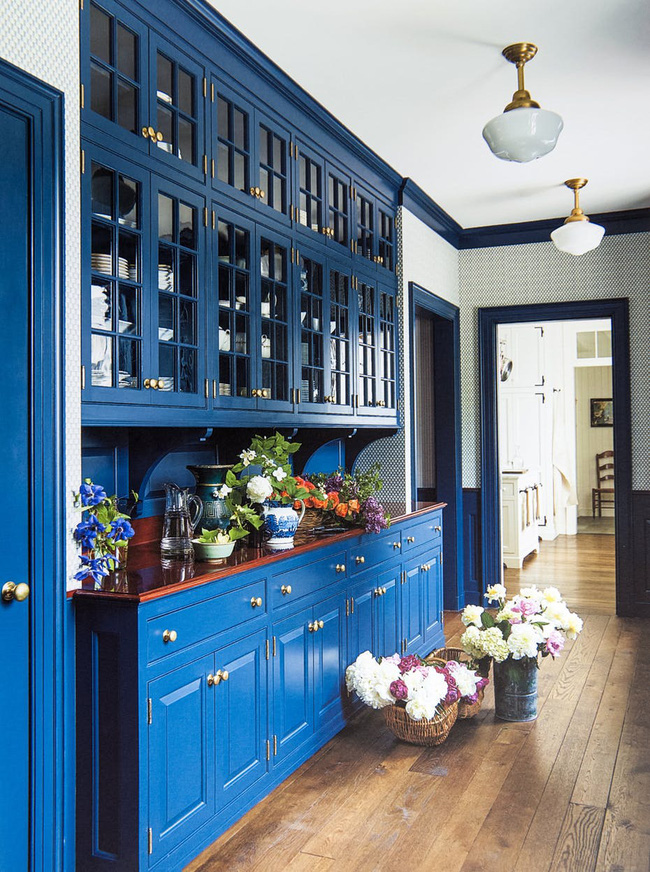 Phòng bếp với gam màu xanh cổ điển mang đến không gian thêm sang trọng