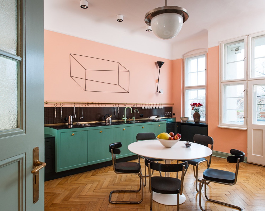 Sự kết hợp giữa gam màu xnah và hồng đem đến một không gian phòng bếp đẹp