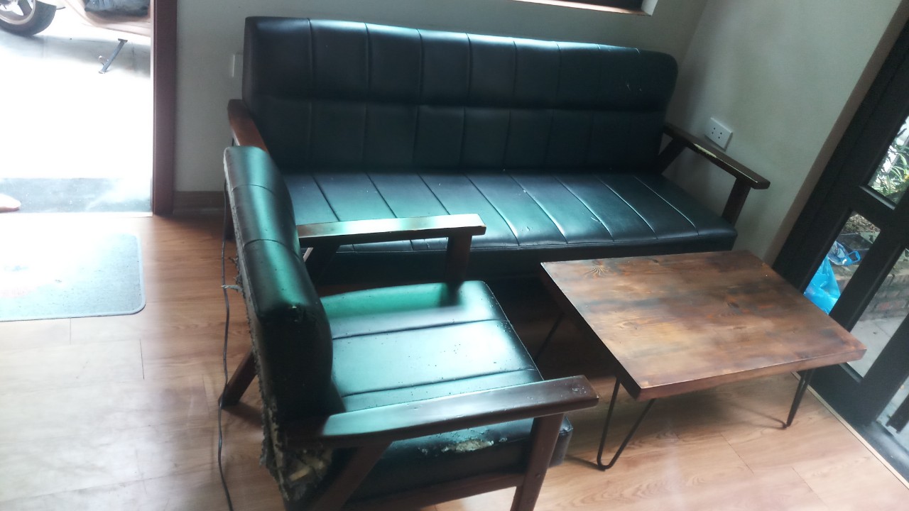 Bộ ghế sofa nguyên trạng của anh Tuấn tại chung cư Lâm Viên
