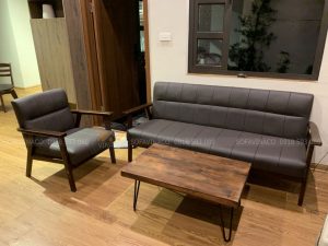 Bộ ghế sofa gỗ được thay lớp da mới tại chung cư Lâm Viên