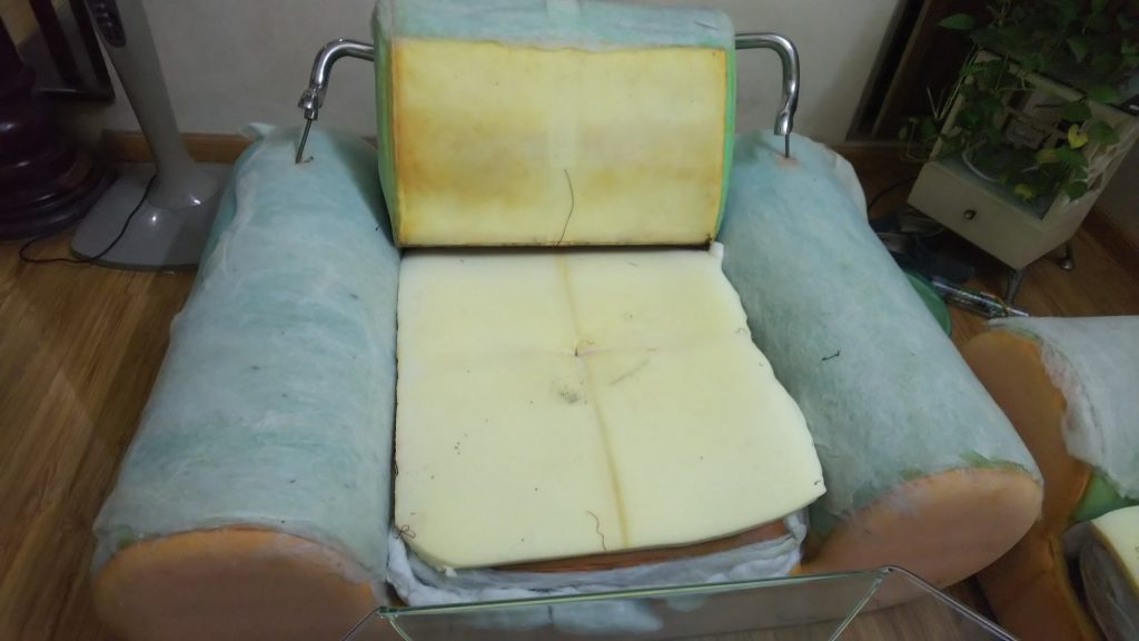 Bộ ghế sofa đã được nhân viên tiến hành tháo gỡ những lớp vỏ da để mnag về xưởng làm mẫu ghế