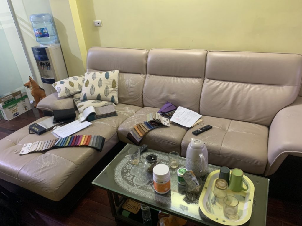 Bộ ghế sofa góc chất liệu da bị rạn nứt và bong tróc tại Đống Đa, Hà Nội