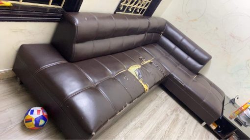 Bộ ghế sofa góc bị rách to gia đình anh Nam tại phường Mỹ Đình