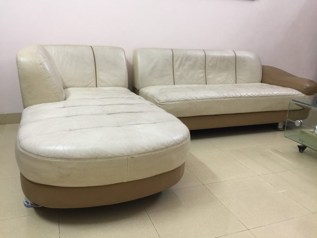 Bộ ghế sofa nguyên trạng của gia đình chị Liên tại Ngụy Nhu Kon tum đang bị các vết bẩn bám đen trên các bề mặt