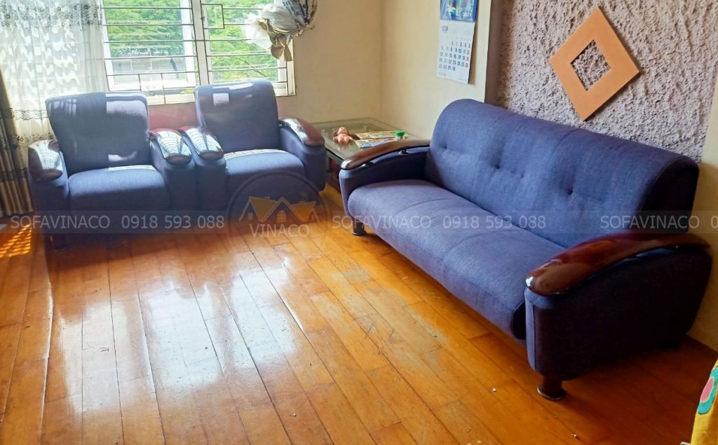 Bộ ghế sofa đã được thay bỏ lớp bọc da bong tróc sang chất liệu vải dày dặn với gam màu xanh cho không gian