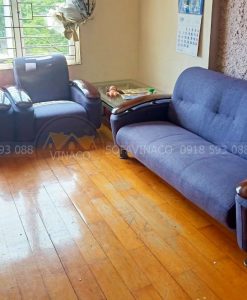 Bộ ghế sofa đã được thay bỏ lớp bọc da bong tróc sang chất liệu vải dày dặn với gam màu xanh cho không gian