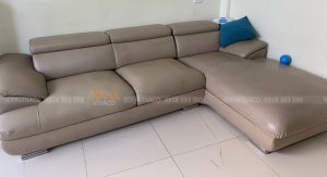 Bộ ghế sofa L đã được thay lớp da mới ở phần mặt ghế ngồi và phần tay vịn ghế sofa tại nhà bác Tuệ, Gia Lâm