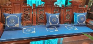 Đệm ghế gỗ họa tiết thêu công nghệ vi tính mang đến cho không gian phòng khách sang trọng, hiện đại