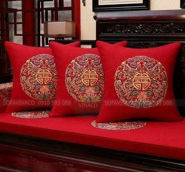 Đệm ghế đỏ với họa tiết đẹp mang đến không gian tài lộc và may mắn