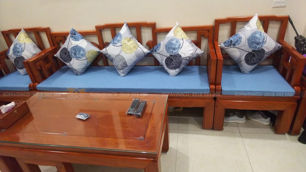 Toàn bộ bộ đệm ghế được đặt lên trên bề mặt ghế ngồi tại nhà chú Hùng tại Lạc Long Quân