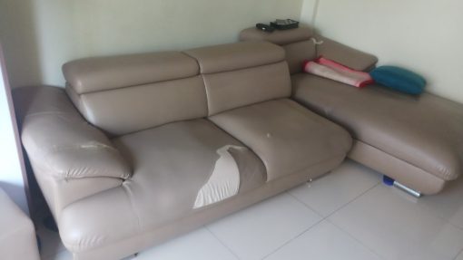 Bộ ghế sofa bị rách ở phần ngồi và phần tay vịn của gia đình bác Tuệ tại Gia Lâm, Hà Nội