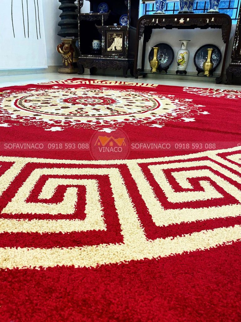 Thảm đỏ với họa tiết hoa văn đối xứng tạo điểm nhấn cho không gian phòng khách, không gian thờ cúng của gia đình bạn thêm đẹp hơn