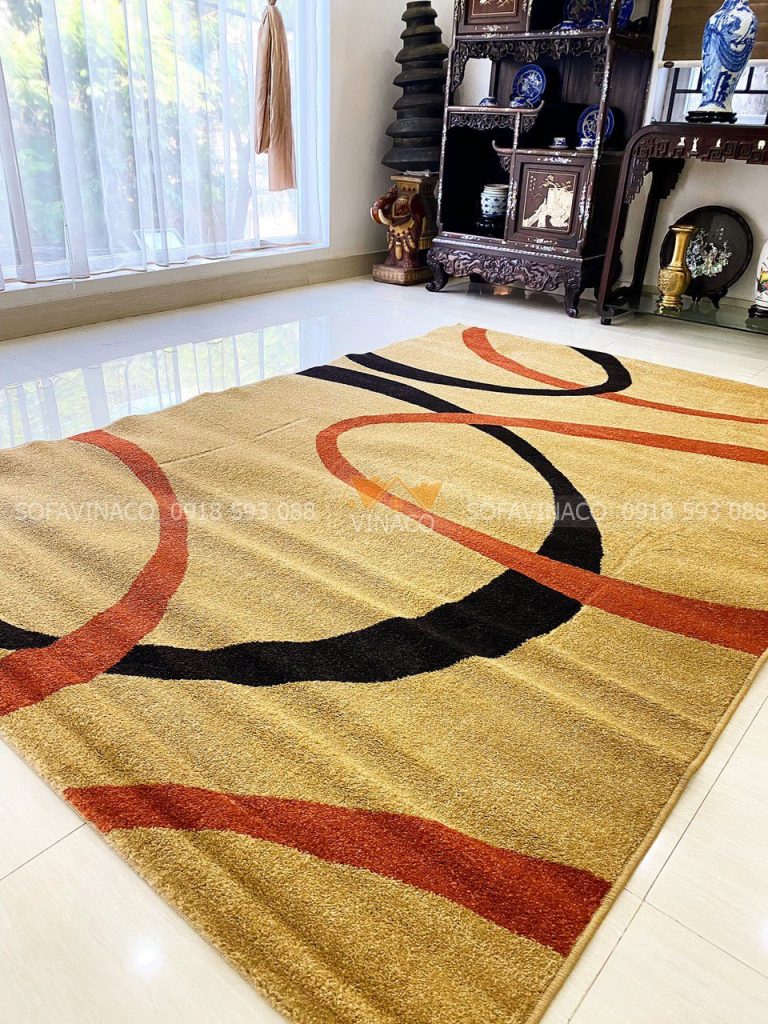 Thảm trải sàn với họa tiết các đường với màu đỏ và màu đen trên nền vàng nâu tạo điểm nhấn cho không gian thêm sang trọng