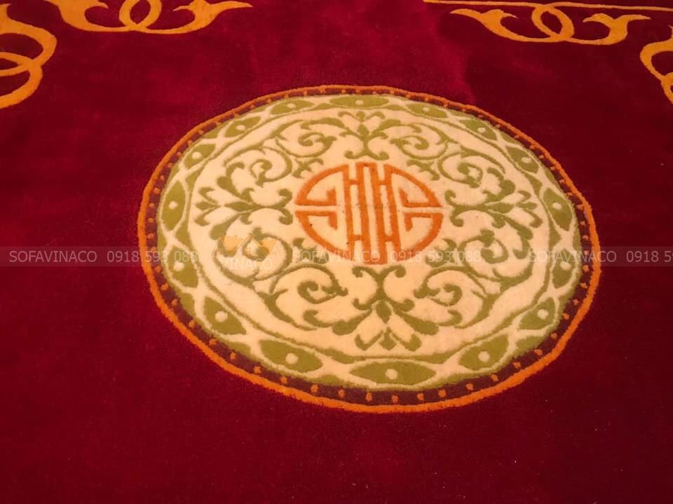 Họa tiết chữ thọ được in ấn tại chính giữa tấm thảm 