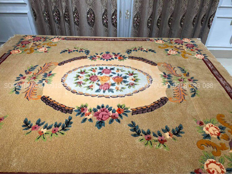 Tấm thảm với họa tiết đối xưng gam màu nâu phù hợp với không gian thiêng liêng trong nhà bạn