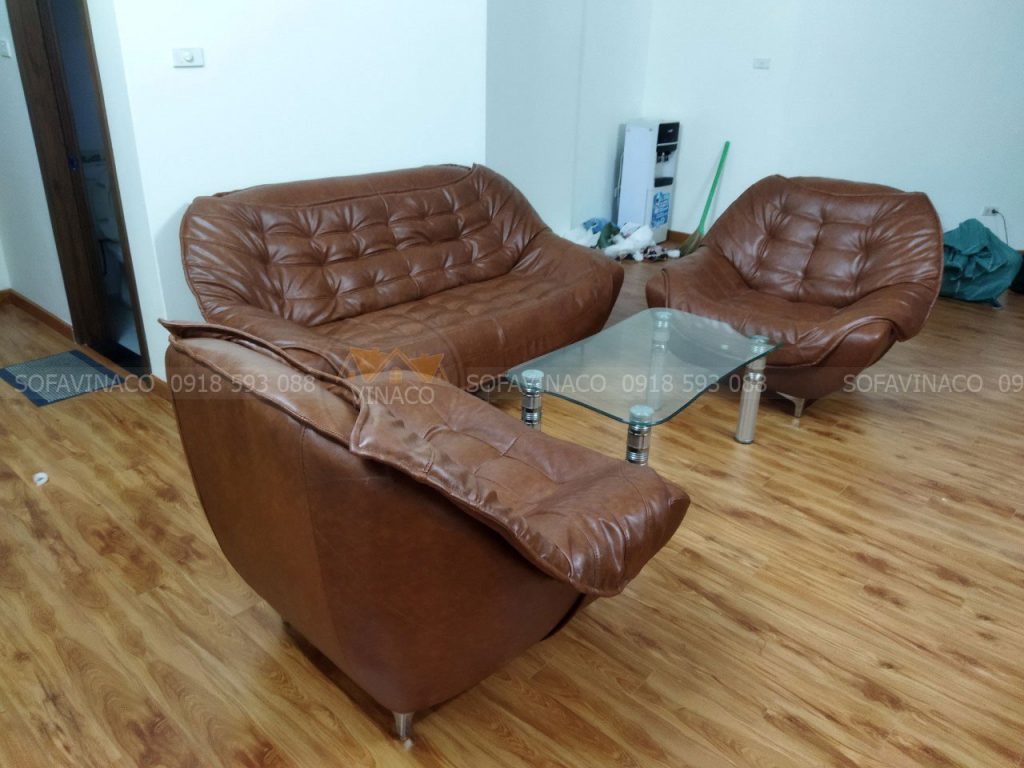 Bộ ghế sofa được bọc lại chất liệu da Hàn mềm mịn, màu nâu đẹp phù hợp với phòng khách nhà chị tại Hoàng Đạo Thúy 