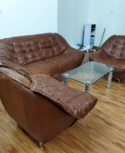 Bộ ghế sofa được bọc lại chất liệu da Hàn mềm mịn, màu nâu đẹp phù hợp với phòng khách nhà chị tại Hoàng Đạo Thúy