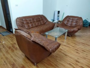 Bộ ghế sofa được bọc lại chất liệu da Hàn mềm mịn, màu nâu đẹp phù hợp với phòng khách nhà chị tại Hoàng Đạo Thúy