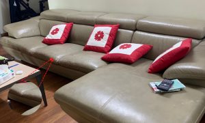 Ghế sofa của khách hàng tại chung cư Bọc ghế sofa góc bị nứt tại chung cư TSQ Euroland đang gặp phải tình trạng bong tróc, rạn nứt
