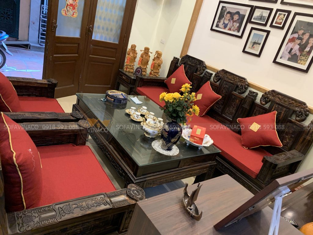 Những tấm đệm gam màu đỏ lan tỏa sự ấm áp cho không gian phòng khách của gia đình cô Hiên tại Hoàn Kiếm, Hà Nội