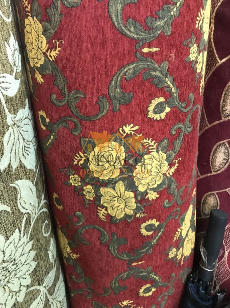 Mẫu vải họa tiết hoa lá trên nền đỏ