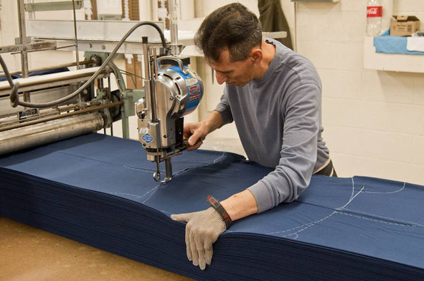 Đêm những tấm vải đi cắt theo kích thước của các đơn hàng đã được bàn giao về xưởng sản xuất