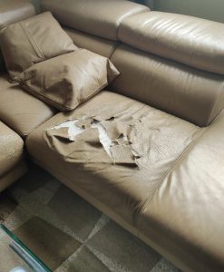 Bộ ghế sofa đnag bị rách rất to