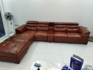 Những phần rách trên bề mặt của ghế sofa cho khách tại Bộ ghế sofa góc góc da đã được bọc xong cho khách hàng tại chung cư Star Tower đã không còn trả lại bộ sofa dường như mới 100%