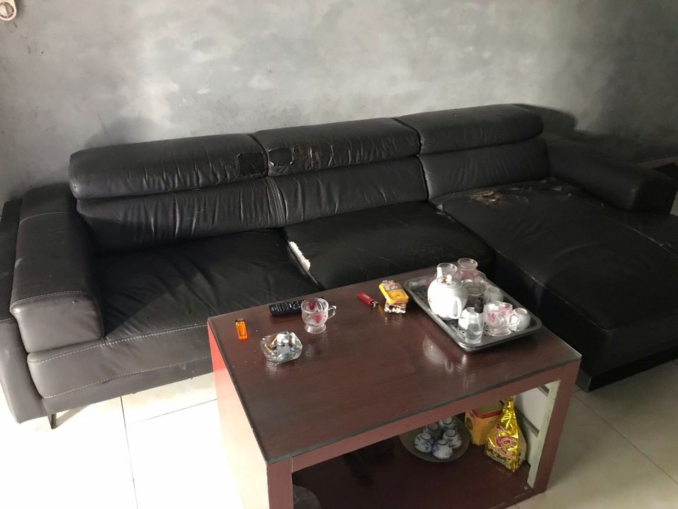 Bộ ghế ngồi của gia đình anh Tước tại cụm 1 xã Tân Lập đang có tình trạng rách trên bề mặt ghế sofa