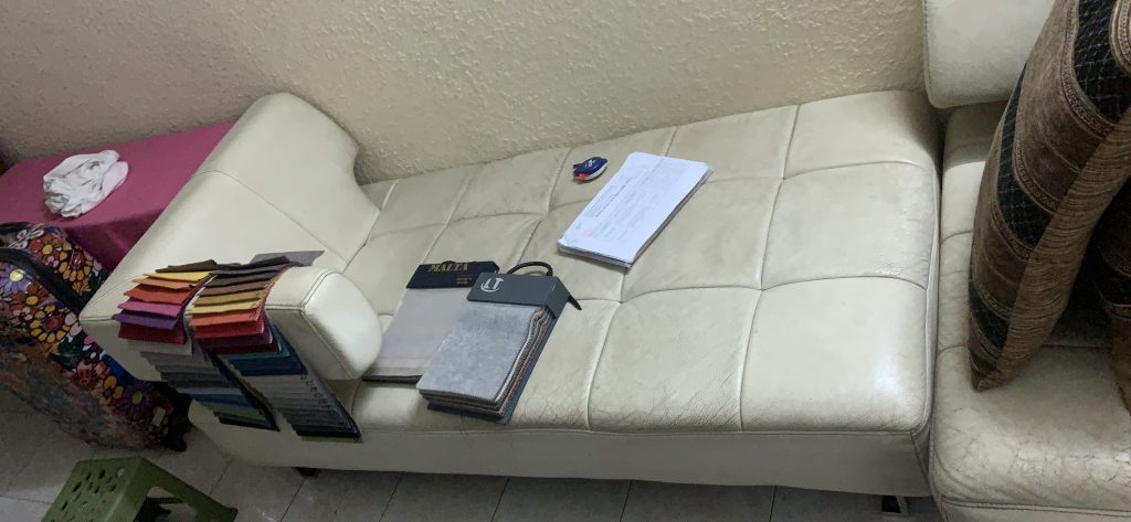 Bộ ghế sofa nguyên trạng của gia đình chú Lưu tại Hoàng Hoa Thám đang gặp dấu hiệu những vết bẩn và vết rạn nứt thể hiện rõ trên bề mặt ghế sofa