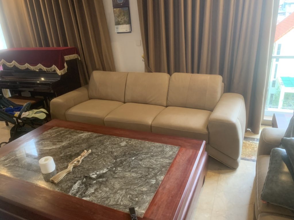 Bộ ghế sofa có kiểu dáng ghế sofa Văng với gam màu be đặt tại không gian phòng khách của gia đình tại Long Biên