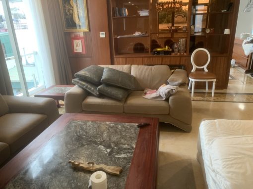 Bộ ghế sofa của khách hàng tại Long Biên được đặt chính giữa không gian phòng khách