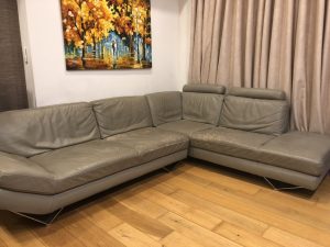 Bộ ghế nhập khẩu nên khung ghế và đệm bên trong vẫn còn tốt