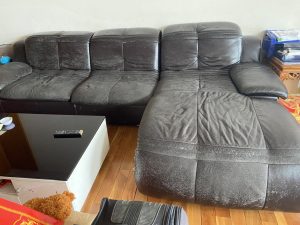 Bộ sofa da đã bị bong chóc vỏ ngoài mất thẩm mỹ