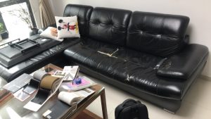 Bộ sofa da cũ đã bị rách khá nhiều chỗ