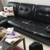 Bộ sofa da cũ đã bị rách khá nhiều chỗ