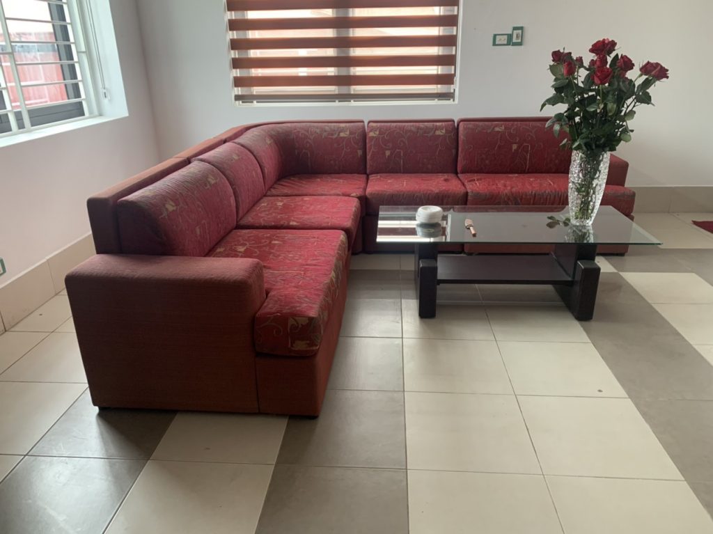 Bộ sofa góc bọc vải màu đỏ của khách hàng ở Tân Mỹ