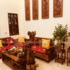 Bộ đệm đỏ với các gối vàng đỏ xen kẽ làm điểm nhấn