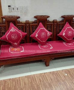 Đệm ghế thêu trúc đỏ đô sáng bừng không gian phòng khách của khách hàng tại ngách 62 TDP Hòa Bình