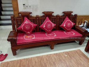 Đệm ghế thêu trúc đỏ đô sáng bừng không gian phòng khách của khách hàng tại ngách 62 TDP Hòa Bình