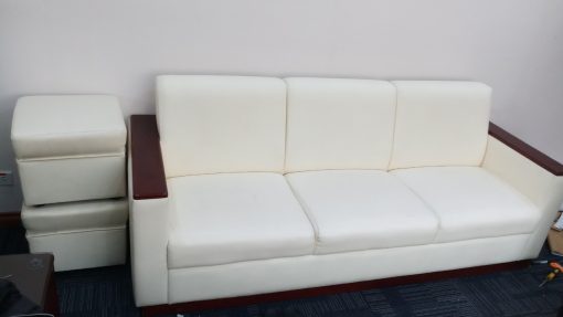 Bộ sofa trắng sáng dễ bám bẩn của khách hàng