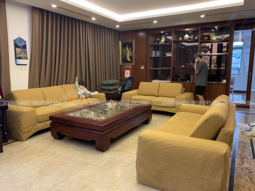 Bộ ga phủ cho bộ ghế sofa của khách hàng được may xong với chất liệu vải bố với gam màu vàng đỗ phù hợp với không gian phòng khách của gia đình